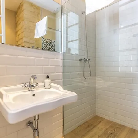 Guestready - A Classic Touch Of Refinement